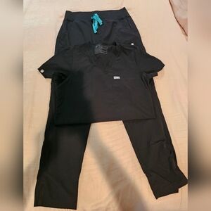 FIGS FreeX Black Scrub Set